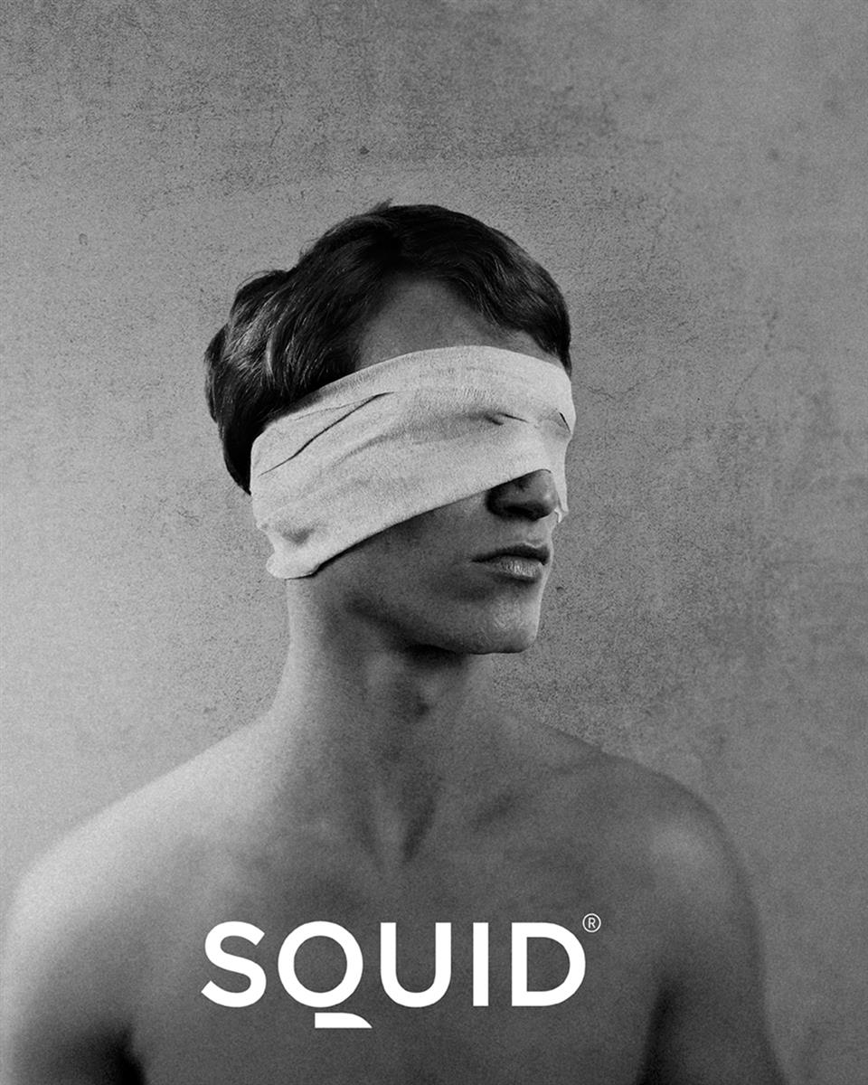 Squid brosjyre med bilde av en mann med bind for øynene. Foto.